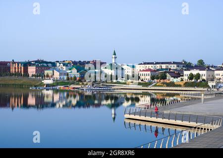 Vista sul lago Kaban e sul torreggiante minareto della storica moschea di Marjani dal 1767 a Kazan, Russia Foto Stock