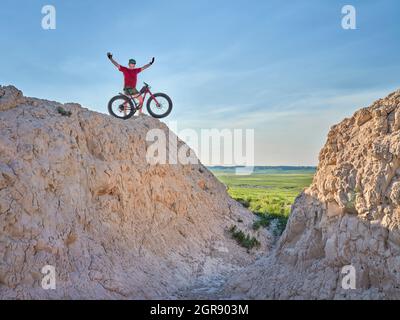 L'uomo anziano sta cavalcando una mountain bike grassa in badlands di Pawnee National Grassland nel nord del Colorado Foto Stock