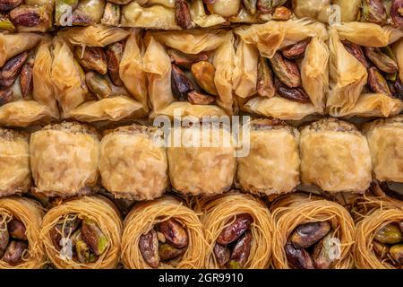 Assortimento di pasticceria tradizionale turca di baklava, un dessert è noto anche come panlava persiana o libanese Foto Stock