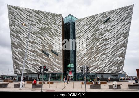 Belfast, N.Ireland- 4 settembre 2021: Il museo del Titanic nella città di Belfast. Foto Stock