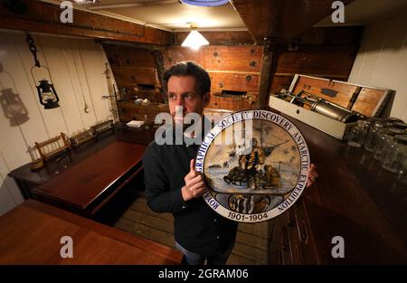 Dr Simon Cook, Senior Lecturer in Environmental Change dell'Università di Dundee a bordo della Royal Research Ship (RRS) Discovery a Dundee. Il futuro della famosa nave che ha effettuato spedizioni cruciali per le moderne scienze climatiche è stato garantito grazie a un aumento dei finanziamenti di 409,000 sterline. Data foto: Mercoledì 29 settembre 2021. Foto Stock