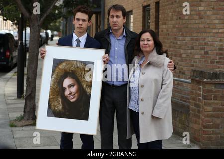 Foto di archivio datata 28/09/18 di Nadim e Tanya Ednan-Laperouse, con il figlio Alex. I genitori di Natasha Ednan-Laperouse, morto all'età di 15 anni a causa di una reazione allergica dopo aver mangiato una baguette, hanno accolto con favore l'introduzione di una nuova legge a suo nome che dice: "Natasha sarebbe molto orgogliosa”. Data di emissione: Venerdì 1 ottobre 2021. Foto Stock