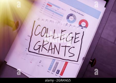 Insegna a scrivere a mano College Grants. Foto concettuale regali monetari per mostrare chi sta perseguendo l'istruzione superiore pensare nuove idee brillanti rinnovare Foto Stock