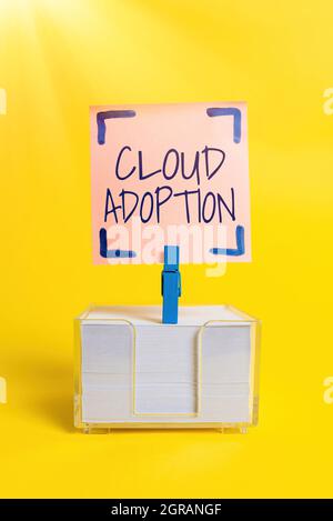 Visualizzazione concettuale adozione cloud. Approccio aziendale mossa strategica da parte delle organizzazioni di ridurre i costi e il rischio idea colorata Presentazione Foto Stock