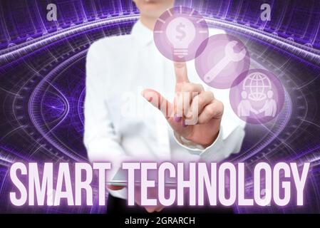 Tecnologia intelligente per la didascalia concettuale. Concetto di business utilizzato per proteggere e prevenire errori nei dischi rigidi Lady in Uniform Holding Phone Virtual Press Foto Stock