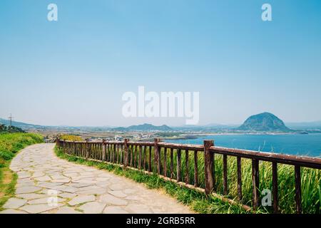 Songaksan Mountain Trail con mare e montagna Sanbangsan a Jeju Island, Corea Foto Stock