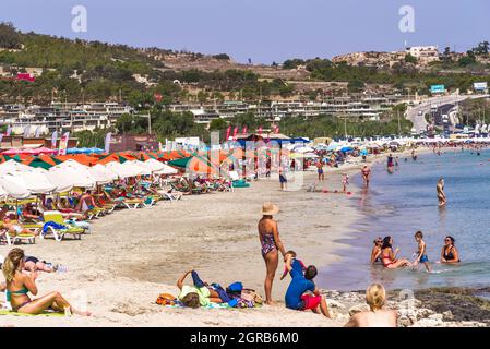 Malta: Gli amanti del sole possono godersi il sole e le acque cristalline sulla spiaggia di Ghadira Bay. Foto Stock