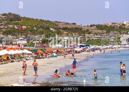 Malta: Gli amanti del sole possono godersi il sole e le acque cristalline sulla spiaggia di Ghadira Bay. Foto Stock