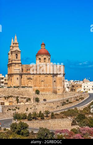 La chiesa di Nostra Signora della Vittoria su un altopiano roccioso della cresta di Mellieha - Mellieha, Malta. Foto Stock