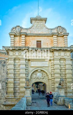 Porta principale o porta Notabile, l'ingresso alla cittadella di Mdina, conosciuta anche come la Città silenziosa - Malta. Foto Stock