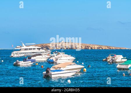 Malta: Baia di San Paolo nella parte nord-occidentale di Malta e una piccola isola di San Paolo disabitata con la statua del santo sullo sfondo. Foto Stock