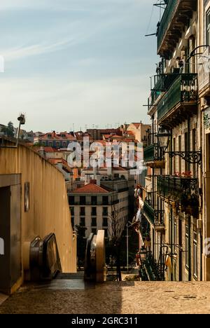 Strade collinari della scala mobile di Lisbona scale mobili vicino alla normale scala stile di vita della città montanua - Lisbona, Portogallo Foto Stock