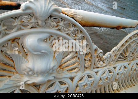 Primo piano di ringhiera in metallo arrugginito sul molo Nord a Blackpool, Lancashire, Inghilterra, Regno Unito. Foto Stock