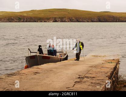 Passeggeri che attraversano la Kyle of Durness nel piccolo traghetto passeggeri dalla penisola di Cape Wrath, al lato Durness Foto Stock