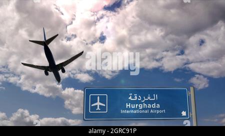 Atterraggio di silhouette di aeroplano a Hurghada, Egitto. Arrivo in città con cartello in direzione aeroporto internazionale e cielo blu. Viaggi, viaggi e trasporti c Foto Stock