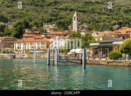 Baveno, Verbania, Italia - 14 giugno 2018: Vista sul molo della cittadina di Baveno, con turisti che in attesa del traghetto, sulla riva del Lago maggiore i. Foto Stock