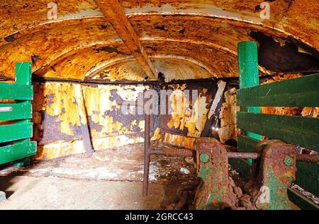 All'interno di un vecchio relitto arrugginito in Islanda, nel nord-ovest dell'Islanda Foto Stock