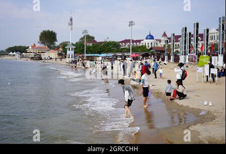 Qinhuangdao, la provincia cinese di Hebei. 1 ottobre 2021. I turisti trascorrono le loro vacanze in un parco sul mare nel distretto di Beidaihe di Qinhuangdao, nella provincia di Hebei della Cina settentrionale, 1 ottobre 2021. Credit: Jin Haoyuan/Xinhua/Alamy Live News Foto Stock