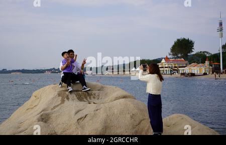 Qinhuangdao, la provincia cinese di Hebei. 1 ottobre 2021. I turisti posano per le foto in un parco sul mare nel distretto di Beidaihe di Qinhuangdao, nella provincia di Hebei della Cina settentrionale, 1 ottobre 2021. Credit: Jin Haoyuan/Xinhua/Alamy Live News Foto Stock