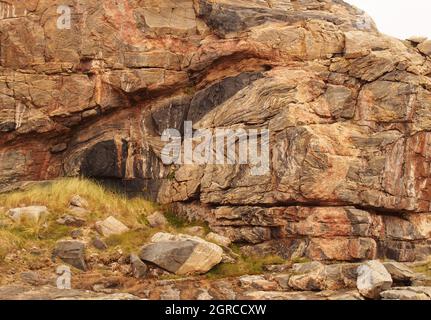 Strutture rocciose naturali a Sandwood Bay, Sutherland, Scozia, all'estremità nord della spiaggia, che mostrano l'antica roccia dei gneiss Lewisiani Foto Stock
