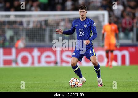 Andreas Christensen del Chelsea FC controlla la palla durante la partita UEFA Champions League Group H tra Juventus FC e Chelsea FC Foto Stock