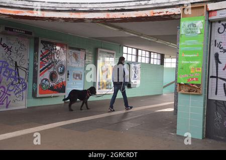 Ingresso della stazione ferroviaria Feuerbach S-Bahn di Steglitz, Berlino, Germania - 30 settembre 2021. Foto Stock