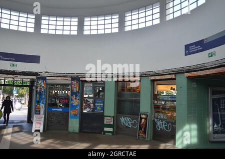 Ingresso della stazione ferroviaria Feuerbach S-Bahn di Steglitz, Berlino, Germania - 30 settembre 2021. Foto Stock