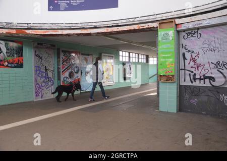 Ingresso della stazione ferroviaria Feuerbach S-Bahn di Steglitz, Berlino, Germania - 30 settembre 2021. Foto Stock