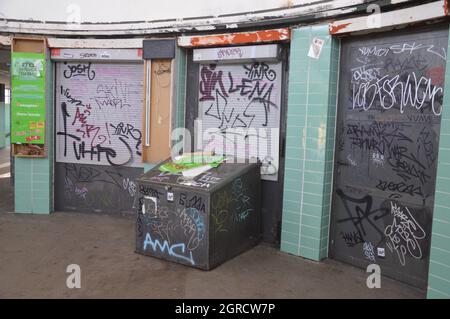 Ingresso della stazione ferroviaria Feuerbach S-Bahn di Steglitz, Berlino, Germania - 30 settembre 2021. Foto Stock