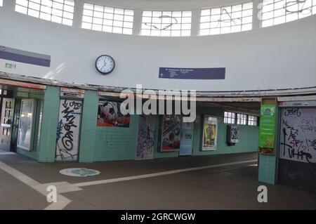 Ingresso della stazione ferroviaria Feuerbach S-Bahn di Steglitz, Berlino, Germania - 30 settembre 2021. Foto Stock