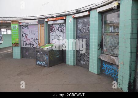 Ingresso della stazione ferroviaria Feuerbach S-Bahn di Steglitz, Berlino, Germania - 30 settembre 2021. Foto Stock