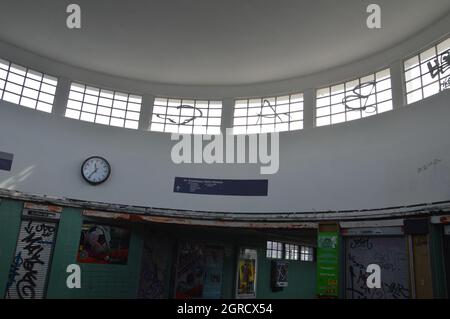 Ingresso della stazione ferroviaria Feuerbach S-Bahn di Steglitz, Berlino, Germania - 30 settembre 2021. Foto Stock