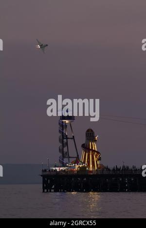 La gente che guarda il RAF Typhoon volare sul molo di Bournemouth la sera, Bournemouth Air Festival 2021 Foto Stock