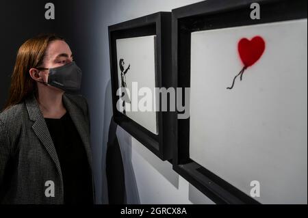 IMBARAZZATO fino al 10.30 01 ottobre 2021Londra, Regno Unito. 1 ottobre 2021. Banksy, Girl and Balloon (diptych), 2005, est £2.5-3.5m - at Christies King Street, Londra. Fa parte della vendita serale del 20/21° secolo il 15 ottobre. Credit: Guy Bell/Alamy Live News Foto Stock