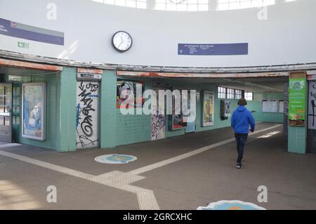 Ingresso della stazione ferroviaria Feuerbach S-Bahn di Steglitz, Berlino, Germania - 30 settembre 2021. Foto Stock