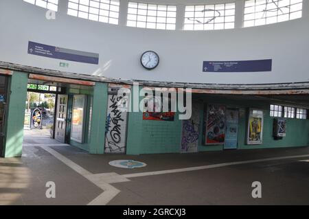 Ingresso della stazione ferroviaria Feuerbach S-Bahn di Steglitz, Berlino, Germania - 30 settembre 2021. Foto Stock