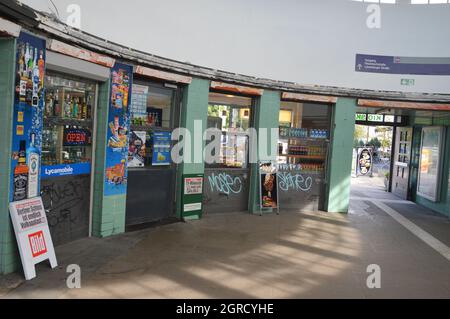 Ingresso della stazione ferroviaria Feuerbach S-Bahn di Steglitz, Berlino, Germania - 30 settembre 2021. Foto Stock