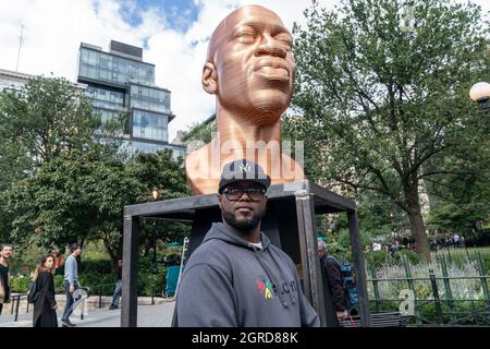 New York, Stati Uniti. 30 settembre 2021. Terrence Floyd si trova accanto ad una scultura di suo fratello George Floyd durante la cerimonia di apertura della mostra SEEINJUSTICE su Union Square. Sculture di George Flyod, Breonna Taylor e John Lewis svelate a New York City. Le sculture saranno esposte per un mese al parco. L'arte del confronto mira ad usare l'arte per influenzare il cambiamento societale positivo. (Foto di Lev Radin/Pacific Press) Credit: Pacific Press Media Production Corp./Alamy Live News Foto Stock