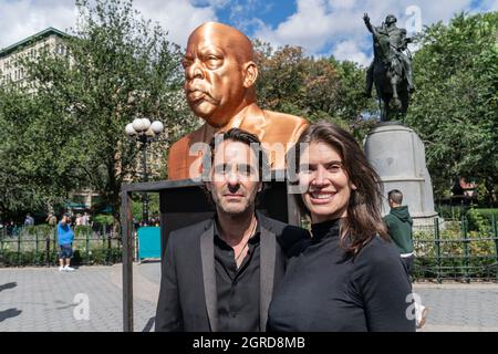 New York, Stati Uniti. 30 settembre 2021. L'artista Chris Carnabuci e la moglie Paula si trovano accanto ad una scultura di John Lewis durante l'apertura della mostra SEEINJUSTICE su Union Square. Sculture di George Flyod, Breonna Taylor e John Lewis svelate a New York City. Le sculture saranno esposte per un mese al parco. L'arte del confronto mira ad usare l'arte per influenzare il cambiamento societale positivo. (Foto di Lev Radin/Pacific Press) Credit: Pacific Press Media Production Corp./Alamy Live News Foto Stock