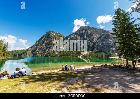 Lago di Braies o Pragser Wildsee, lago alpino e le vette del Sasso del Signore, Dolomiti, Trentino-Alto Adige, Bolzano, Italia, Europa. Foto Stock