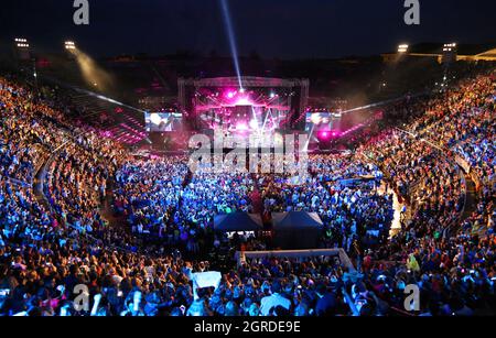 Verona, VR, Italia - 5 giugno 2017: Concerto dal vivo all'interno dell'antica Arena romana con molte persone e palco Foto Stock