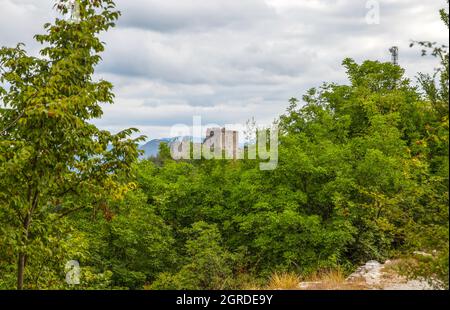 Veduta del Forte Puin nella città di Genova, sentiero del Parco delle Mura, Genova, Italia. Foto Stock