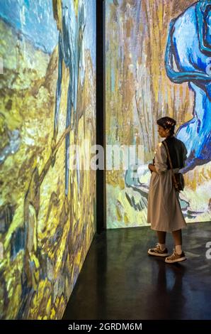 Pechino, Cina. 01 ottobre 2021. Gli spettatori esplorano una mostra interattiva dei dipinti di Vincent Van Gogh a Pechino, Cina, il 01/10/2021 da Wiktor Dabkowski Credit: dpa/Alamy Live News Foto Stock