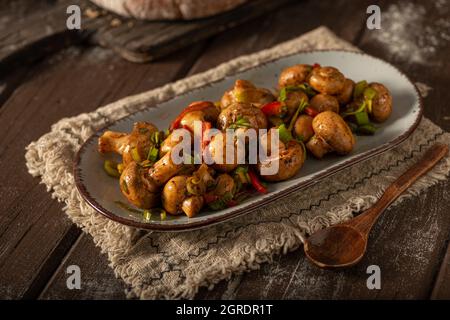 Insalata di funghi con peperoncino, peperoni ed erbe Foto Stock