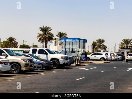 Dubai, Emirati Arabi Uniti - 09.20.2021 Parcheggio pubblico dell'aeroporto internazionale di Sharjah Foto Stock