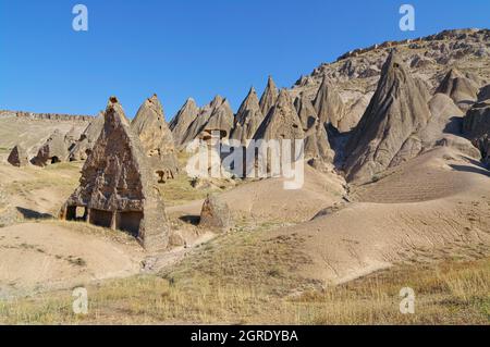 Pietra miliare della natura e del turismo in Turchia Fairy Chimneys con pietra-scavata grotta casa a Selime-Yaprakhisar Foto Stock