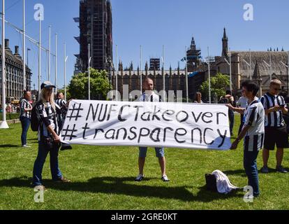 Londra, Regno Unito. 16 luglio 2021. Manifestanti in Piazza del Parlamento. I tifosi del Newcastle United Football Club si sono riuniti a Westminster per chiedere trasparenza e arbitrato pubblico nell'acquisizione del club. Foto Stock