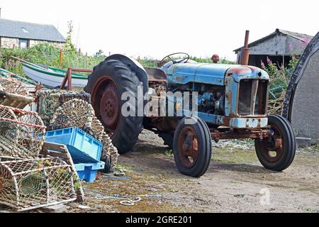 Vecchio trattore Fordson Majoe Diesel usato per lanciare le barche dalla spiaggia, Boulmer Foto Stock