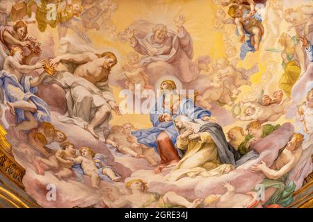 ROMA, ITALIA - 2 SETTEMBRE 2021: L'affresco Gloria di Santa Caterina da Siena nella cappella laterale della chiesa Basilica di Santa Sabina Foto Stock