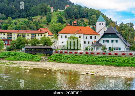 Splendida città di Lasco in Slovenia con la riva del fiume Spica. Foto Stock